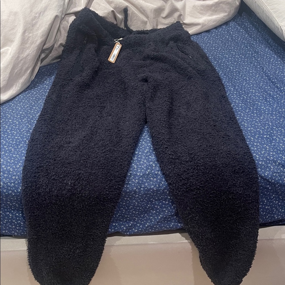 Skims size small New with Tags Cozy Black Fleece Jogger Bottoms…. Can fit medium